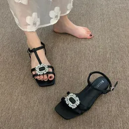 Sandały damskie płaskie buty z kryształkami modne buty 2023 letnie luksusowe klapki z wystającym palcem sukienka projektant Party Pu Leather Chaussure Femme