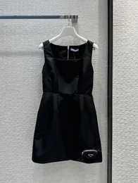 Designer klänning svart ärmlös kjol designers klädkvinna triangel liten paket utsmyckning sling fyrkantig halsringning a-line version klänningar för kvinnor 55