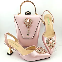 Sandálias QSGFC est e Elegante Clássico acessórios vintage Conjunto de Sapatos Femininos na Cor Dourada 230630