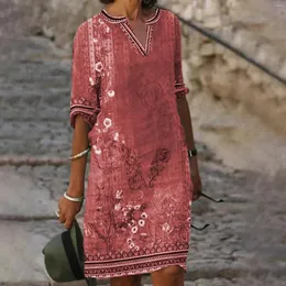 Fritidsklänningar Vintage halvärmsklänning Vår sommar V-hals för kvinnor Mode Blommönster Knälång kjol Enkel stil Midi Sexig