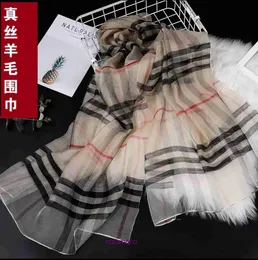 Designer Luxury Bur Home halsdukar till salu Hangzhou Silk Scarf Dam Mulberry Vår och höst Koreansk version Mångsidig pläd brittisk klassisk dubbel användning