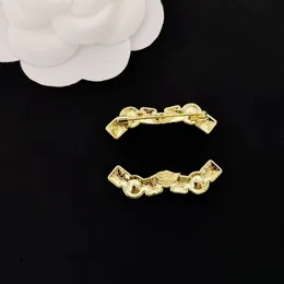 W kratkę kobiety szpilki projektant broszka pieczęć marki diamentowa perła akcesoria do sukni odzież biżuteria kryształowa moda perła 18-karatowe pozłacane męskie podwójne litery