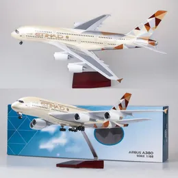 Diecast Model 1 160 Scale 50 5CM Самолет 380 A380 Atihad Airline W Свет и колесная пластиковая плоскость для сбора 230705