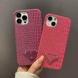 Capa iPhone 15 Vermelha Case Tasarımcı Apple için Telefon Kılıfları 14 13 12 11 Pro Max Xs XR 8 Plus Lüks PU FAUX Timsah Deri Hücre Arka Tampon Fundas Velvet Düzleşmiş 55