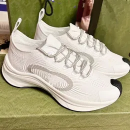 RUN sneakers Vita svarta tekniska stickade tygskor Gummi Interlocking G-detalj män kvinnor strömlinjeformade sneakers designer lyxig Italien sporttrainer oversize 04