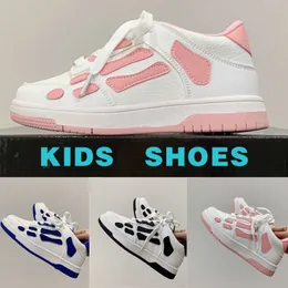 2023 Дизайнерские кроссовки детская обувь для мальчиков девочки девочки молодежь. Случайные детьми для детей малышка