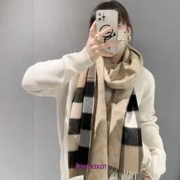 Fashion Bur Winterschals Einzelhandel zu verkaufen Herbst Quaste Design Plaid Letter Warm Fashion Long Schal Hong Kong UX4J