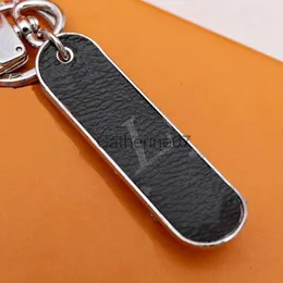 Nyckelringar nyckelring designer Modeälskare Bilnyckel Spänne Lyx Skateboard form Läder Handgjord karbinhake Nyckelringar För män Kvinnor Väskor Hänge Keyri J230706