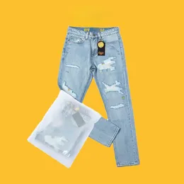 Trendige Unisex-Jeans im gleichen Stil wie die modische zerrissene Jeanshose mit aufgesticktem Promi-Lächeln