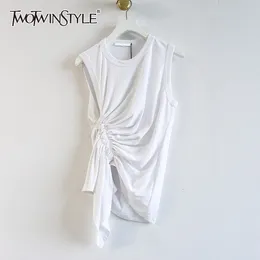 Camiseta de mujer TWOTWINSTYLE Camiseta blanca casual asimétrica para mujer O Cuello sin mangas Sólido Fruncido Delgado Camisetas Mujer Moda de verano 230707