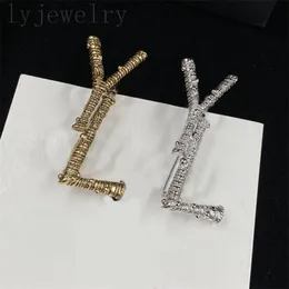 Damdesignerbroscher små lyxsmycken brev vintage metall stilar söt diamantpläterad guld klädtillbehör broscher cjeweler enkelhet ZB042 C23