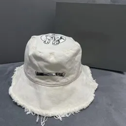 Шляпа шляпы с широкими кражами ковша дыра вымытая край
