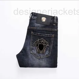 Męskie dżinsy projektant 23 letnie dżinsy moda Medusa haftowane spodnie dżinsowe markowe spodnie męskie wąskie spodnie proste VCZR