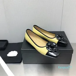 2023 Luxury Tasarımcı Kadınlar Sıradan Ayakkabı Moda Orijinal Deri Bale Daireler Düşük Topuklu Çiçek Pompalar Ayakkabı Kare Ayak Parça Kayma