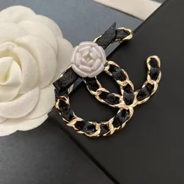 Słynna projektant broszka broch liter skórzane broszki kwiatowe garnituru pin złota platowana mody biżuteria dekoracja odzieży prezent WW