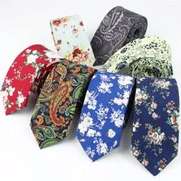 Flugor Slips Klassisk rutig slips för män Casual Söt blomma Paisley kostym flugor Man Bomulls Mager Smal Färgglad Cravat