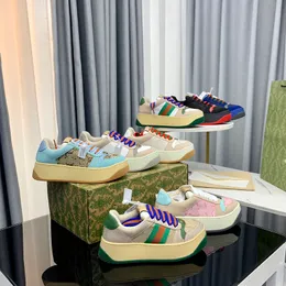 Screener läder Sneakers pumps klackar Rund tåhätta Lätt gummisula Unisex lyxdesigners Mode Mode Resa Fritidsskor fabriksskor