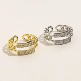 Designer di gioielli di lusso con lettera aperta Anello in ottone con zirconi placcati in oro semplice e squisito piccolo anello ad anello di incenso
