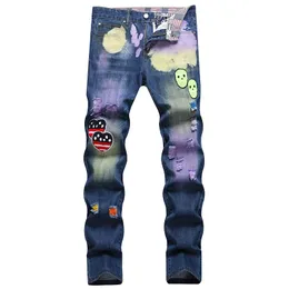 Jeans masculinos com buraco rasgado, ajuste fino, emblema bordado, calças da moda, pintadas à mão, roupas da moda, roupas masculinas diárias