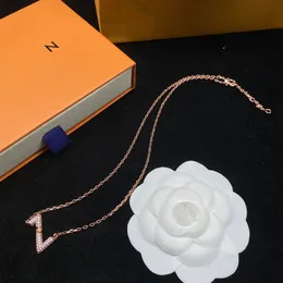 Collana di design Collane con ciondolo a forma di lettera di lusso Simple Love Logo Collana di design stampata Accessori di gioielli firmati da donna graziosi