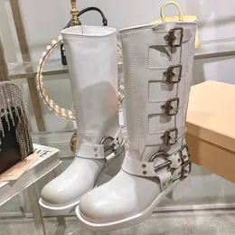Miui New Boots 여성 키 큰 부츠 디자이너 신발 화이트 레트로 소 가죽 마틴 부츠 청키 굽기 플랫폼 알파벳 버클
