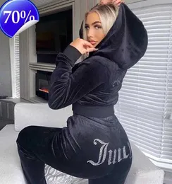 Kvinnors tvådelade byxor 2023 Vinter Suicy Coutoure Tracksuit 2-stycken Set Tracksuit Suit Women Velvet Juicy Sweatshirt and Pants With Diamonds Ropa Mujer FDAS