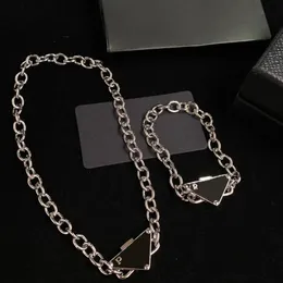 Nouveau Designer De Luxe Classique Triangle Inversé Bracelet Collier En Acier Au Titane Exquis Haut De Gamme Atmosphérique Polyvalent Pour Hommes Et Femmes