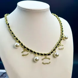 Damen-Designer-Halskette, Kunstleder, 18 Karat vergoldet, Edelstahl, Halsketten, Halsband, Kette, Buchstaben-Anhänger, modischer Hochzeitsschmuck, Liebesgeschenke