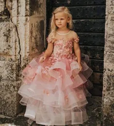 Ładne dziecko różowy kwiat sukienki dla dziewczynek kwiecista koronka aplikacje Ruffles warstwowe suknie ślubne z organzy dziecko dzieci krótkie rękawy sukienka na przyjęcie urodzinowe wycięcie pod szyją