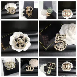 Lüks Mektup Çiçek Tasarımcı Broş Pin Erkekler için Kadın Diamond İnci Marka Broşlar Zarif Düğün Parça Hediye Takı Aksesuarları