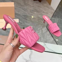 Principais sapatos de letra de designer miumiuu sapato de baixo salto MM Sandálias High Moda Elegante Lady's Pink Sier House Party 3d4