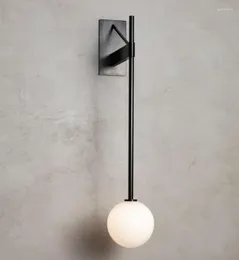Lampade da parete Nordic Creative Black Lamp Art Comodino Camera da letto Soggiorno Modello Bed And Breakfast