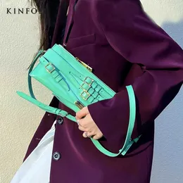 Högkvalitativ underarmsväska med lackdesign med glänsande läderrem, trendig och cool, crossbody-väska för kvinnor med en axel 230708