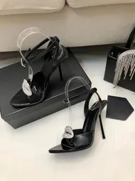 Sandalias de diseñador de moda Cuero de diamantes de imitación de lujo puntiagudo 10.5 cm tacón fino diamantes de imitación decorativos tacones altos zapatos de vestir de encaje de tobillo blanco negro zapatos de fábrica