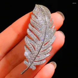 Broschen Luxus elegante weiße Kristallfeder Silber Farbe Strass Legierung Pflanze Brosche Dame Party Sicherheitsnadeln Geschenke