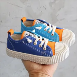 2023 Höst Barnfärgade Canvas Skor Elastiska Low Top Board Skor Mjuk sula Casual Sko Trend för pojkar och flickor Sport Flats