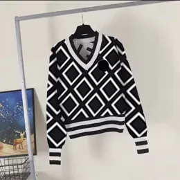 Designer kvinnors tröjor stickade jackor hösten v-ringad randig mode långärmad kvinnor high end jacquard cardigan stickning vinter tröja rockar utomhus streetwear