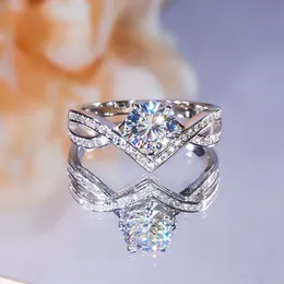 Med sidostenar Elegant V-formad diamantring 925 Sterling Silver för kvinnor Fina smycken Present Födelsedag Bröllop med GRA-certifikat 230710