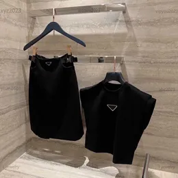 Tasarımcı Kadınlar Set kız elbise takım elbise 2 adet göğüs geometrik logo kolsuz yelek ve düz renkli kısa etek çoklu ürün