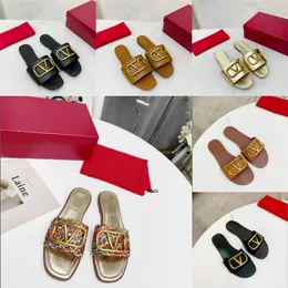 Sandálias femininas novas com design clássico, logo V dourado, assinatura, couro granulado, elementos decorativos, chinelos