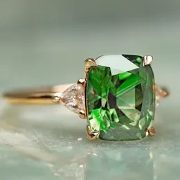 Huitan couleur or vert cubique zircone anneaux femmes Simple et élégant mariage anniversaire fête femme anneaux nouveaux bijoux à la mode