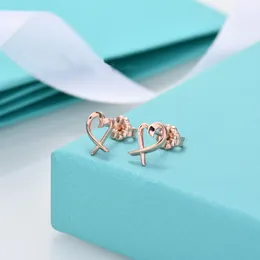 2024 Nuovi orecchini a perno designer per donne 18k oro d'oro oro di foglia a forma di cuore a forma di cuore Gircifica per matrimoni avanzate Girnica Bellissimo regalo per le vacanze con scatola