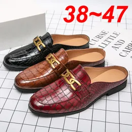 Chinelos de luxo meias sapatilhas para homens mocassins masculinos britânicos casuais de couro italiano marca designer de sandálias pretas 38 47 230710