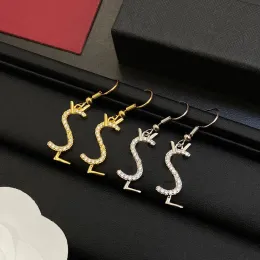 Женские дизайнерские серьги с бриллиантами болтаются золоты