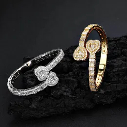 Bangle Iced Out Bling Cuore aperto Zircone Bracciale con ciondoli Baguette AAA CZ Cuori per uomo Donna Hiphop Gioielli di lusso 230710