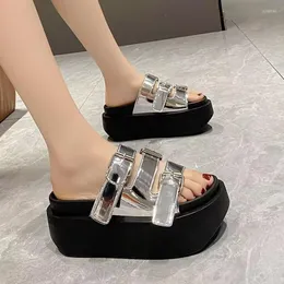 Chinelos plataforma feminino verão fivela de cinto ao ar livre personalidade bonita fada vento aumento todos casuais sandálias