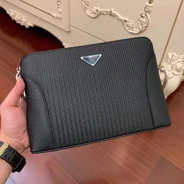 Homem clássico e elegante segurando bolsa Bao Gong Luxo couro casual formal compartimento interior designer tamanho 25-27-5cm