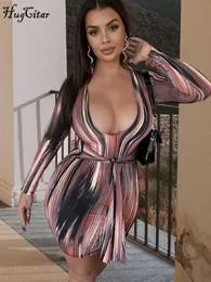 Urban Sexiga Klänningar Hugcitar Tie Dye V-hals Långärmad bandage Sexig Bodycon Miniklänning Vår Sommar Kvinnor Nytt Mode Streetwear Festkläder L230711