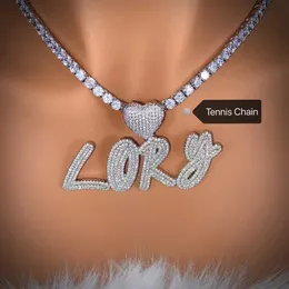 Collane con ciondolo Targhetta personalizzata Lettere pennello con cuore Bail Iced Out Cubic Zirconia Nome iniziale Collana Gioielli personalizzati Regalo per lei 230710