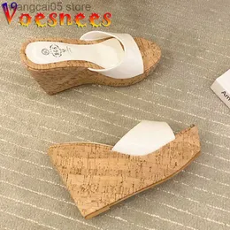 Kapcie Voesnees pantofle damskie moda lato Casual 12CM kliny buty na wysokim obcasie 2021 nowe jedno słowo zespół zwięzłe klasyczne sandały T230711